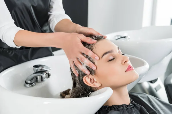 Which Is the Best Unisex Salon for Women Near You?